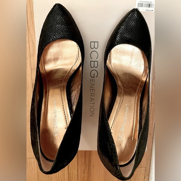 BCBGeneration Genuine Leather Hidden Platform Embossed Pumps (like new) - Picture 2 of 7